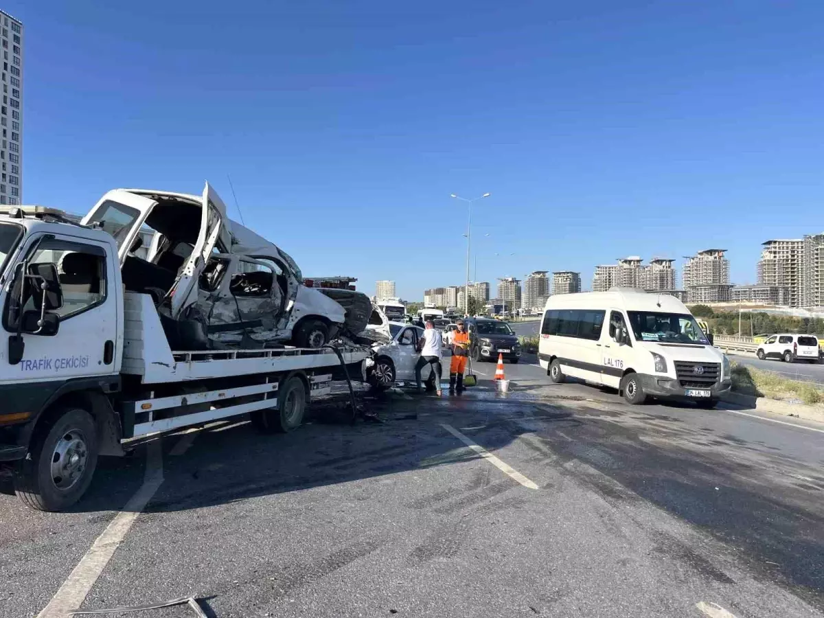 Başakşehir'de Kaza Sonucu 2 Kişi Yaralandı