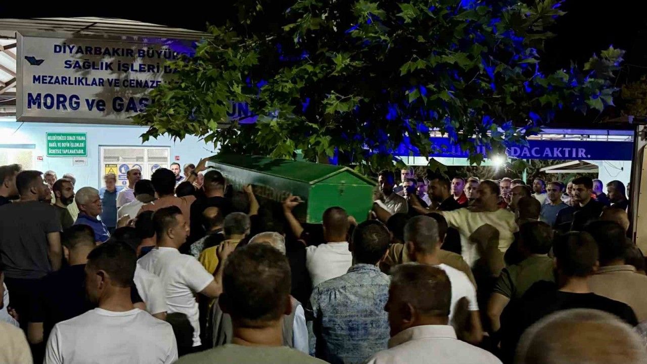 Batman'da trafik kazasında hayatını kaybeden Fesih Barut Diyarbakır'da son yolculuğuna uğurlandı.