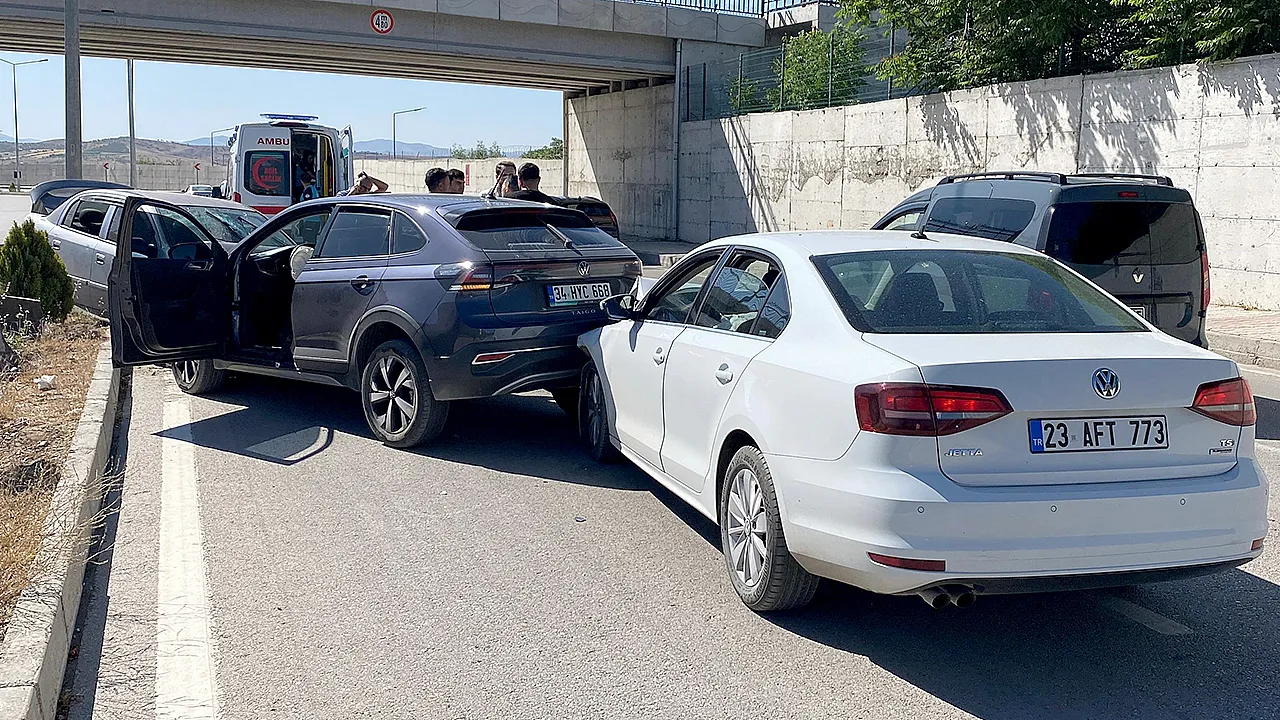 Elazığ'da ardışık kaza meydana geldi, yaralılar bulunmakta...