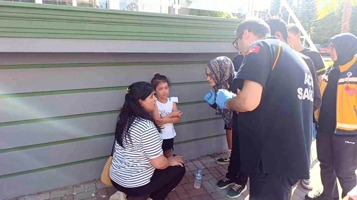 Antalya'da trafik kazasında kadın sürücü hafif yaralandı, kızı ise gözyaşları içinde kaldı.