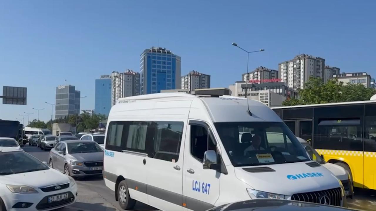 İETT otobüsü kaza yapınca trafik kilitlendi.