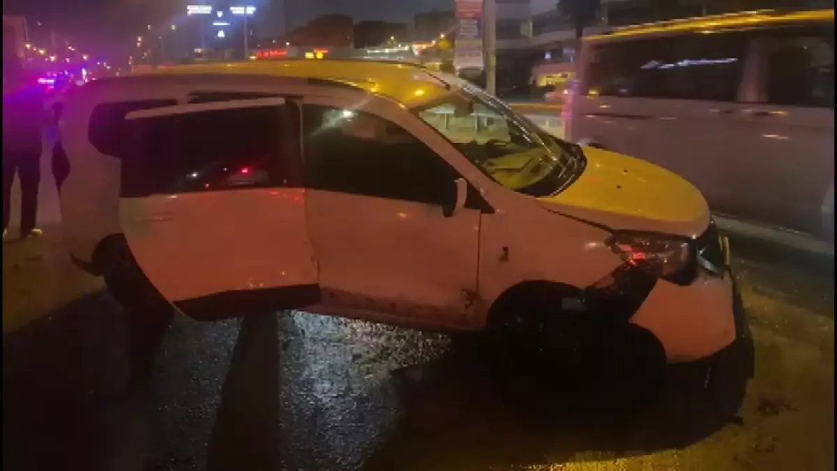 Pendik'te Zincirleme Trafik Kazası: 5 Kişi Yaralandı