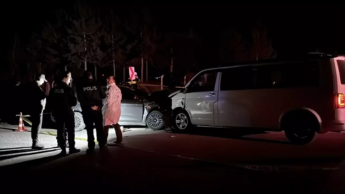 Sivas'ta Trafik Kazası: 1 Kişi Hayatını Kaybetti, 8 Kişi Yaralandı
