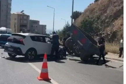 Bursa'da maddi hasarlı kaza: Araçlar yolda dağıldı