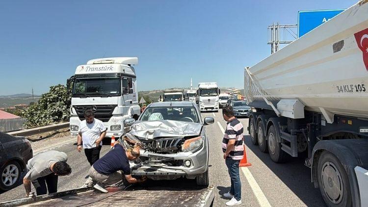 D-100 otoyolunda ardışık kaza meydana geldi, trafik akışı kesildi.