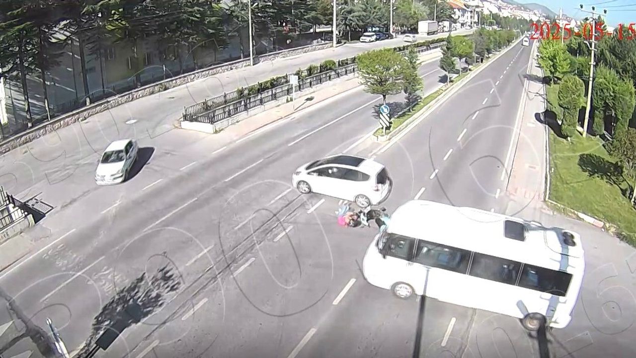 Kamera kaydında 3 farklı motosiklet kaza anı görüntülendi.