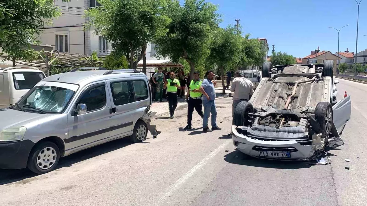 Karaman'da trafik kazasında anneyle kızı yaralandı.