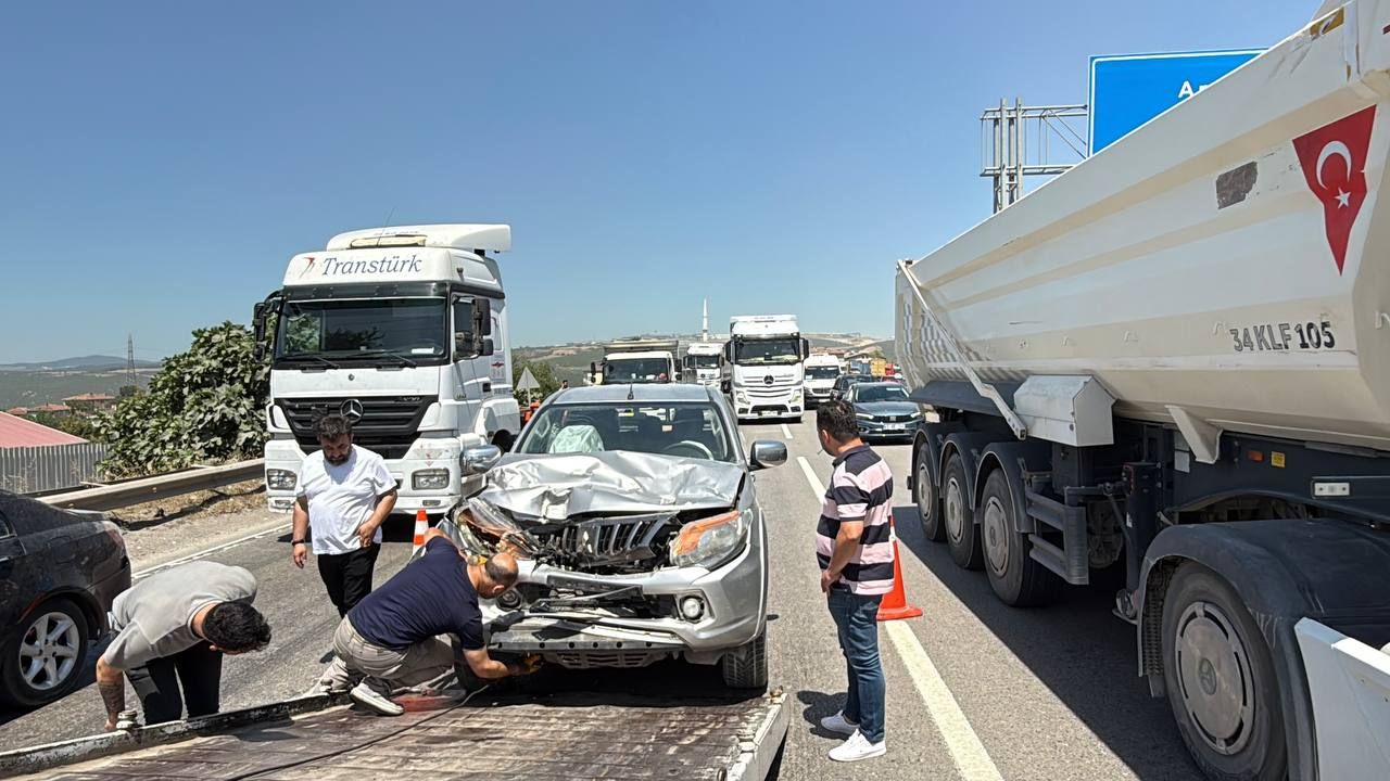 Kocaeli’nde D-100 kara yolunda meydana gelen trafik kazası ulaşımı durdurdu.