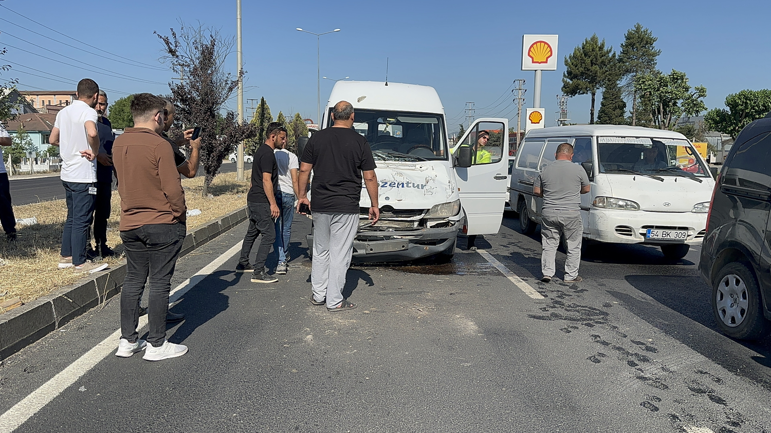 Düzce'de ardışık trafik kazasında 6 kişi yaralandı.