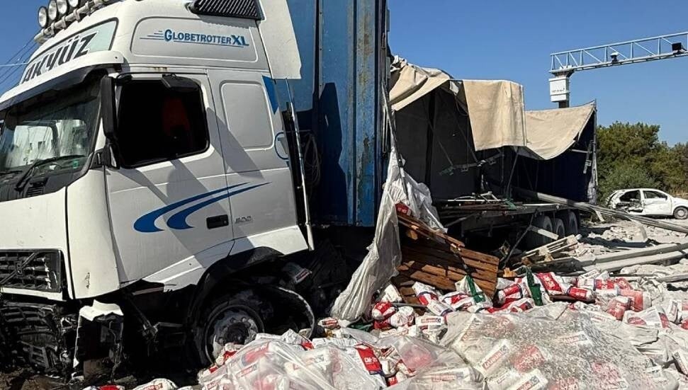 Girne Çevre Yolu'nda zincirleme kaza meydana geldi: TIR, diğer şeride geçerek birçok araca zarar verdi.
