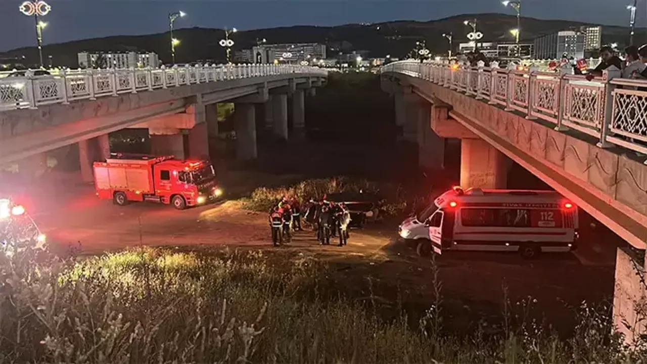 Sivas'ta trajik kaza: Araç Kızılırmak Köprüsü'nden düştü, 2 kişi yaralandı. - Trabzon Haber