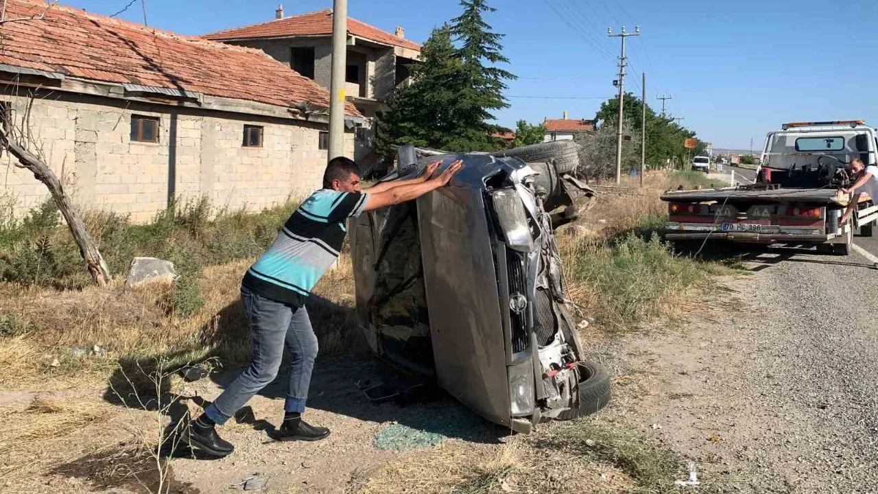 Sola dönme yapan araç devrildi, 21 yaşındaki şoför yaralandı.