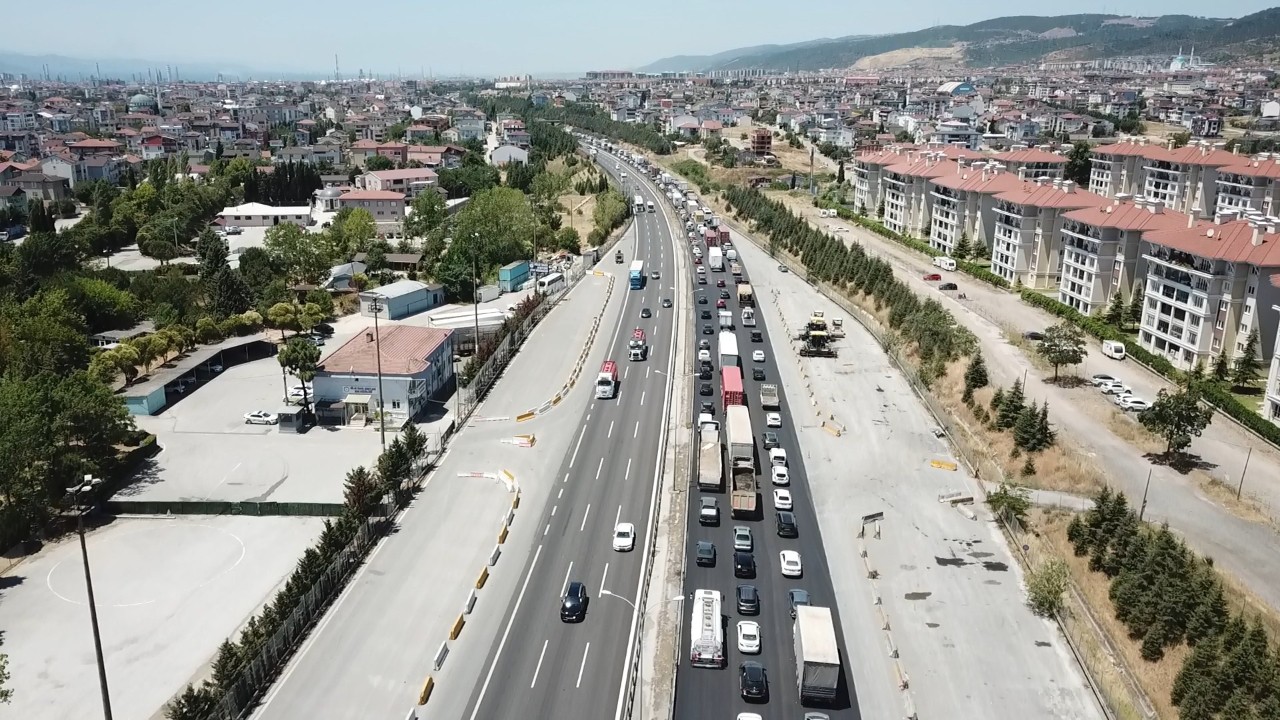 TEM'de ciddi bir kaza meydana geldi, trafik tamamen durdu.