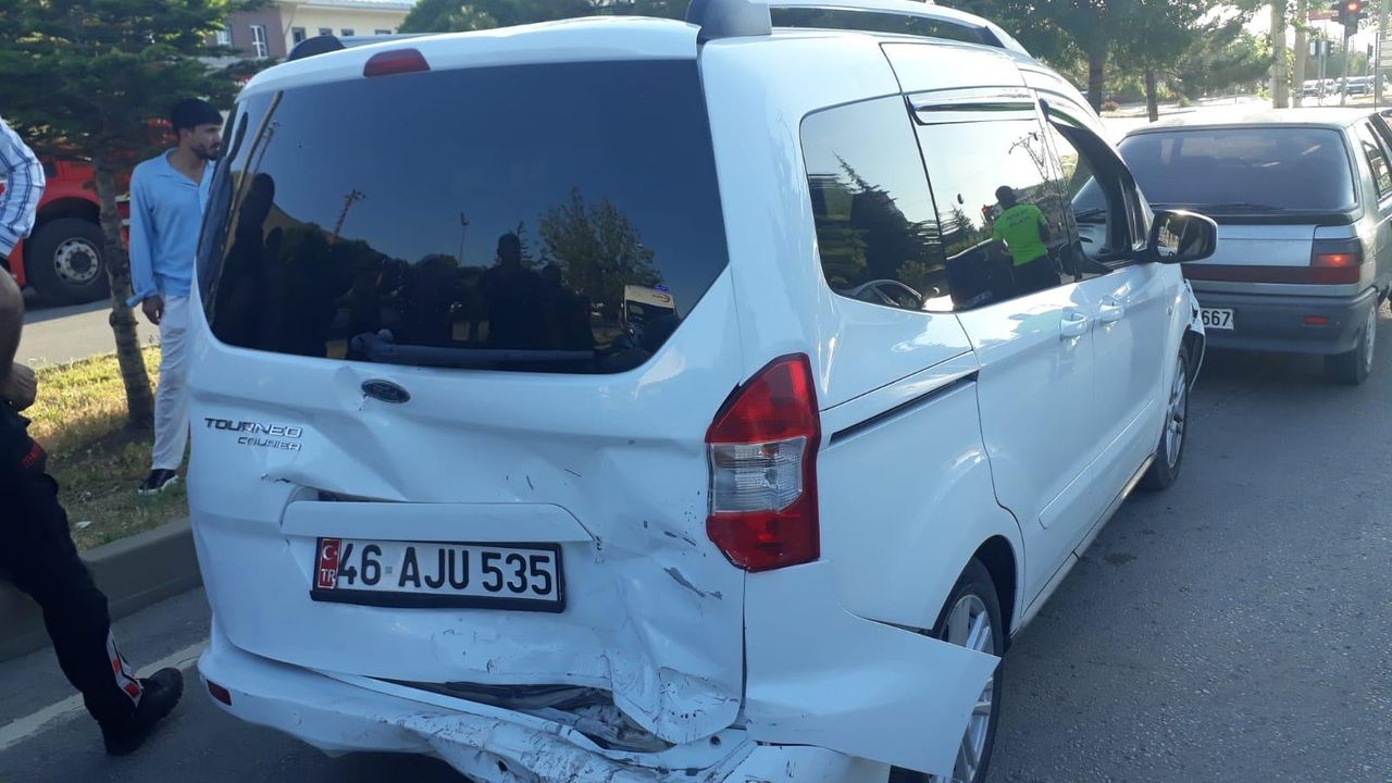 Afşin'de Kaza: 3 Kişi Yaralandı.