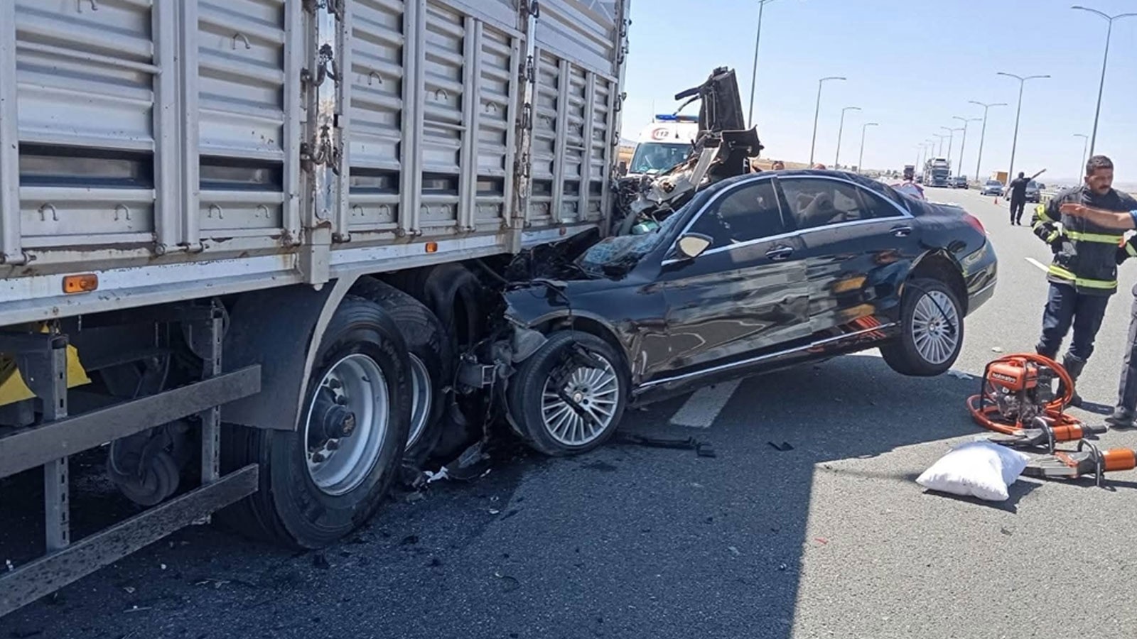 Aksaray'da trajik bir kaza! Otomobil tıra çarptı: 2 ölü