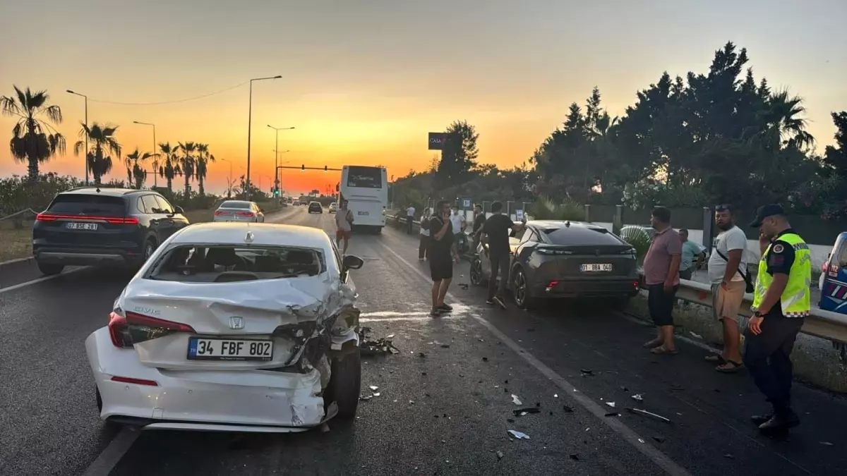 Antalya'da Zincirleme Kaza: Bir Kişi Yaralandı