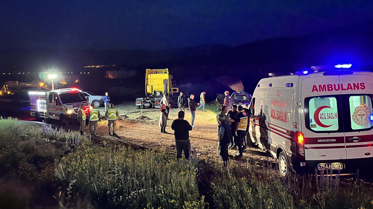 Ardahan'da kaza sonucu 2 kişi hayatını kaybetti, 1 kişi yaralandı.