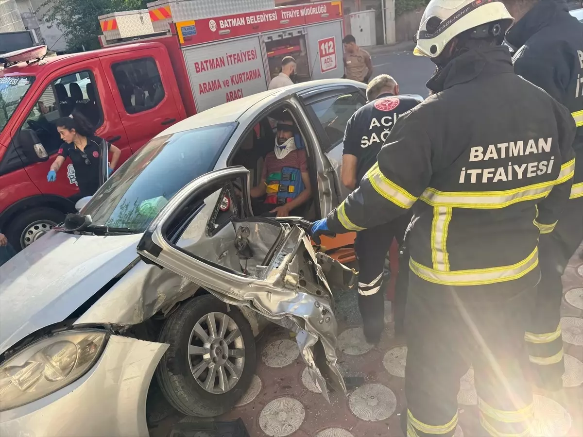 Batman'da Trafik Kazasında Sürücü, İtfaiye Tarafından Kurtarıldı.