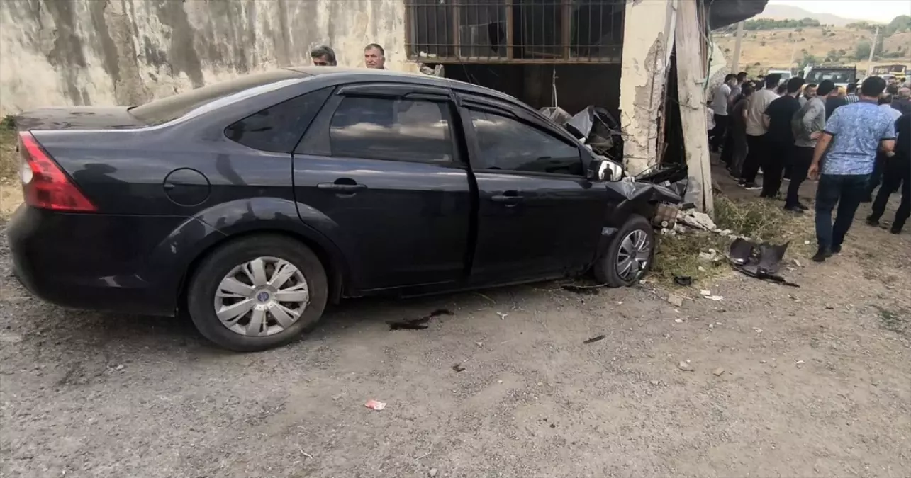 Bitlis'te Kaza Sonucu 1 Kişi Hayatını Kaybetti, 4 Kişi Yaralandı.