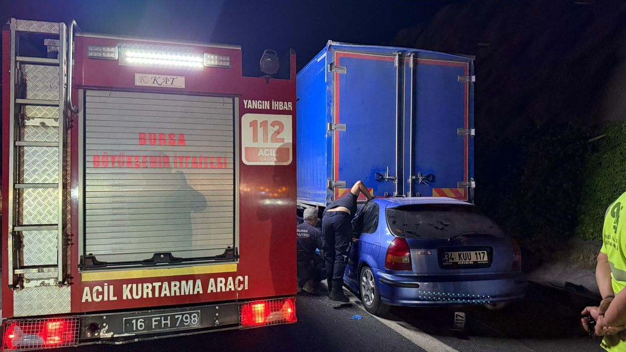 Bursa'da Araç Kamyona Çarptı: 1 Kişi Hayatını Kaybetti, 1 Kişi Ağır Yaralı
