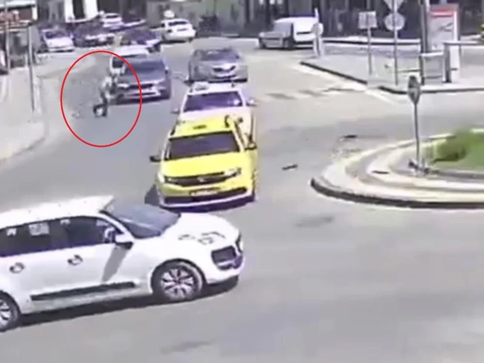 Bursa'da yaşanan tuhaf kaza güvenlik kamerasına böyle yansıdı.