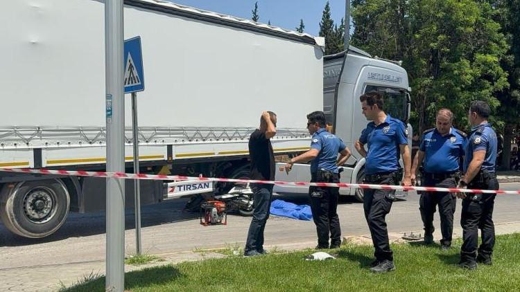 Gaziantep'te motosikletin tır altında kalması sonucu 2 kişi öldü.