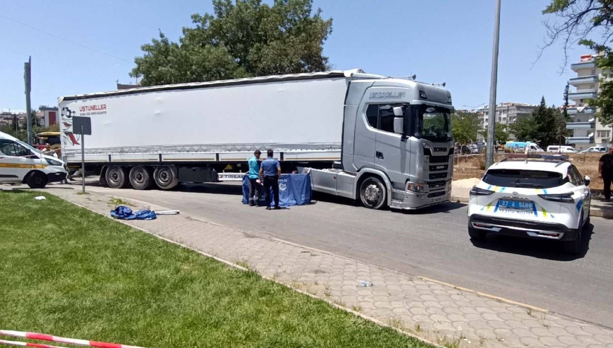 Gaziantep'te TIR'ın çarptığı motosikletteki iki kişi hayatını kaybetti.