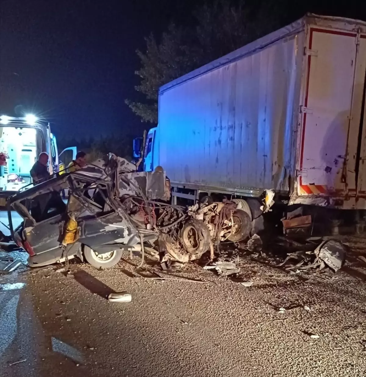 Uşak'ta bir trafik kazasında sürücü öldü.