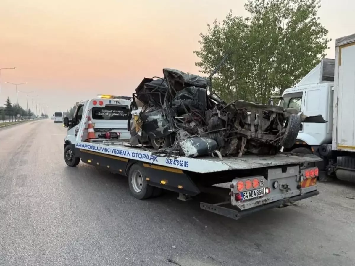Uşak'ta Trafik Kazası: Araç Sürücüsü Öldü