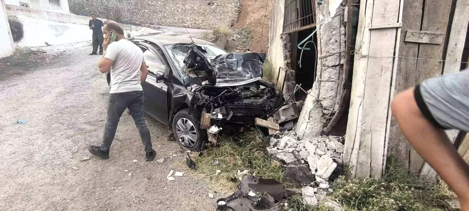 Bitlis'te trafik kazasında 2 kişi hayatını kaybetti, 2 kişi ise yaralandı.