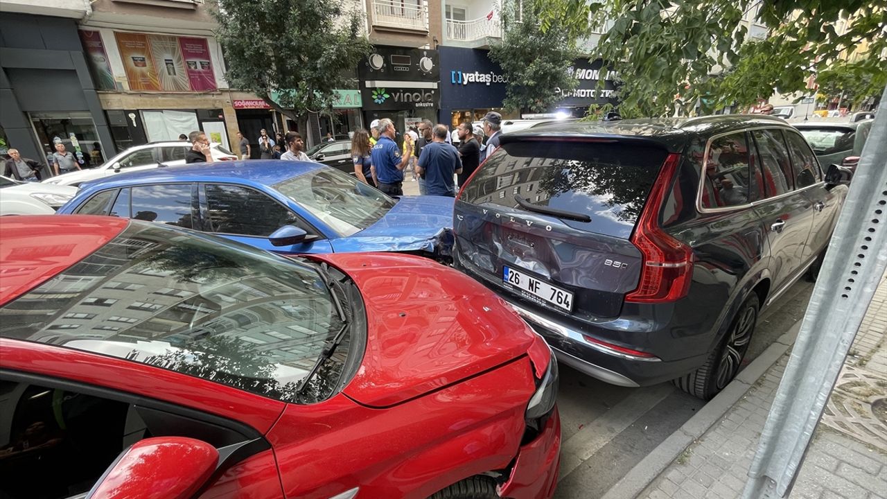 Eskişehir'de Açık Otoparkta 2 Araça Çarpan Sürücü Yaralı