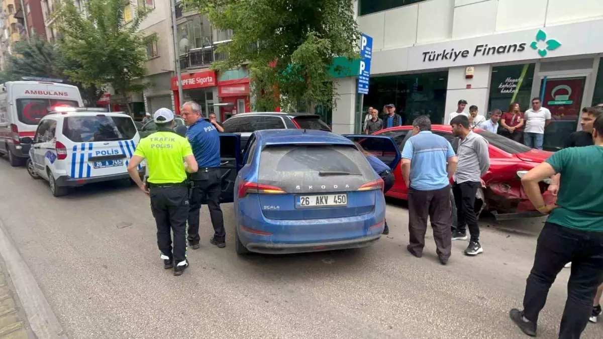 Eskişehir'de Trafik Kazası: Sürücü Acil Servise Sevkedildi.