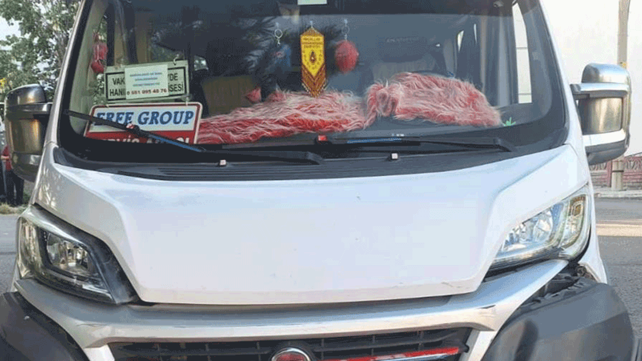 Karabük'te araç çarpıştı: Okul servisi ile otomobil kaza yaptı