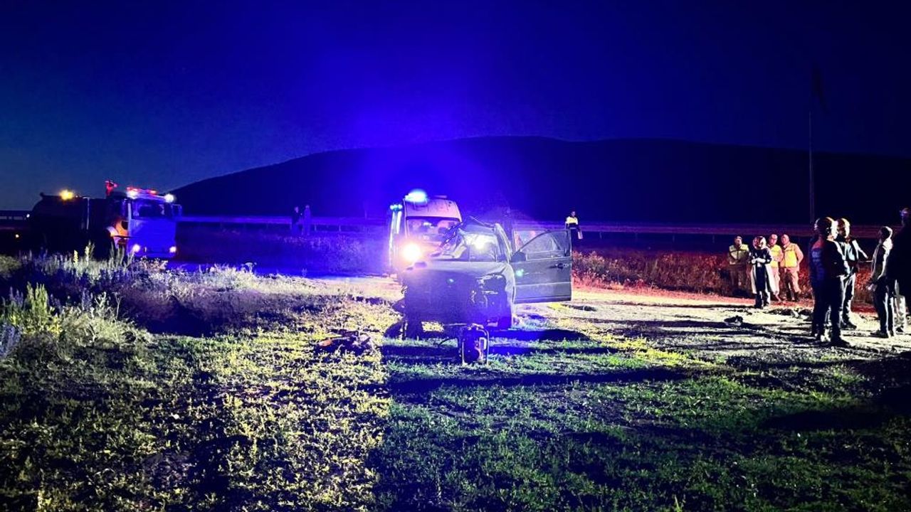 Korkunç Kaza Çıldır'da! Araç Tır'a Çarptı, 2 Kişi Hayatını Kaybetti, 1 Kişi Ağır Yaralandı