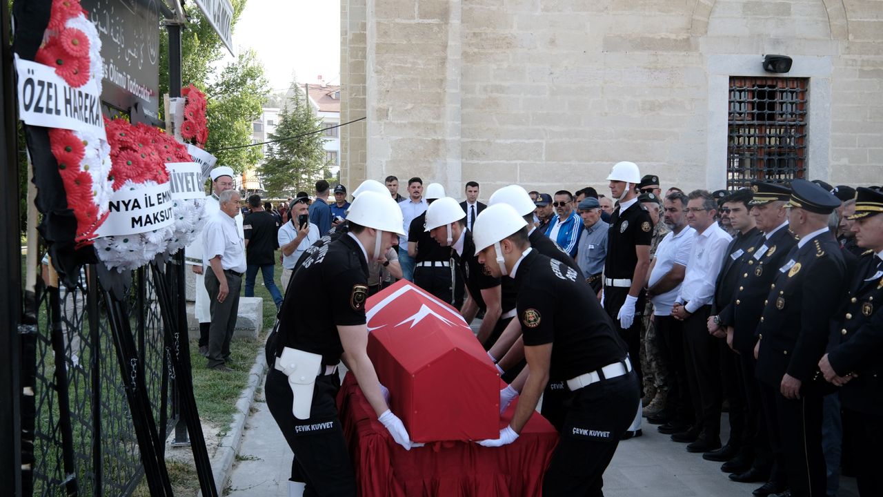 Polis memuru trafik kazasında hayatını kaybettili ve Konya'da gömüldü.
