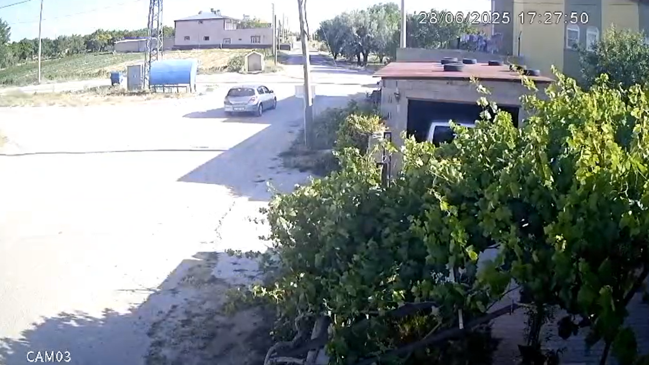 Sazlıca'da trafik kazası kameraya yakalandı.