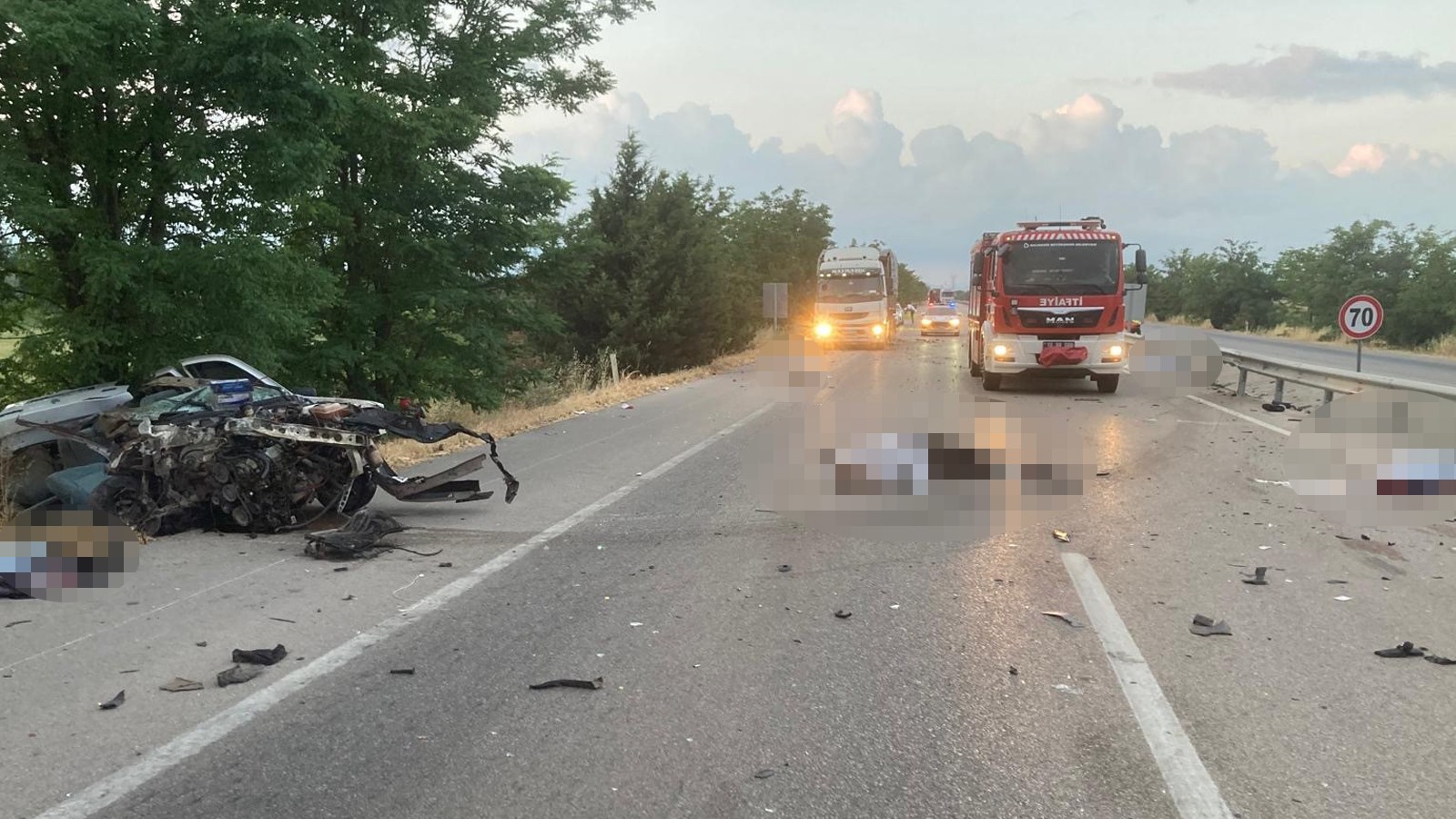 Susurluk'ta dehşet verici bir trafik kazası: Yolda cansız bedenler, 4 kişi öldü!