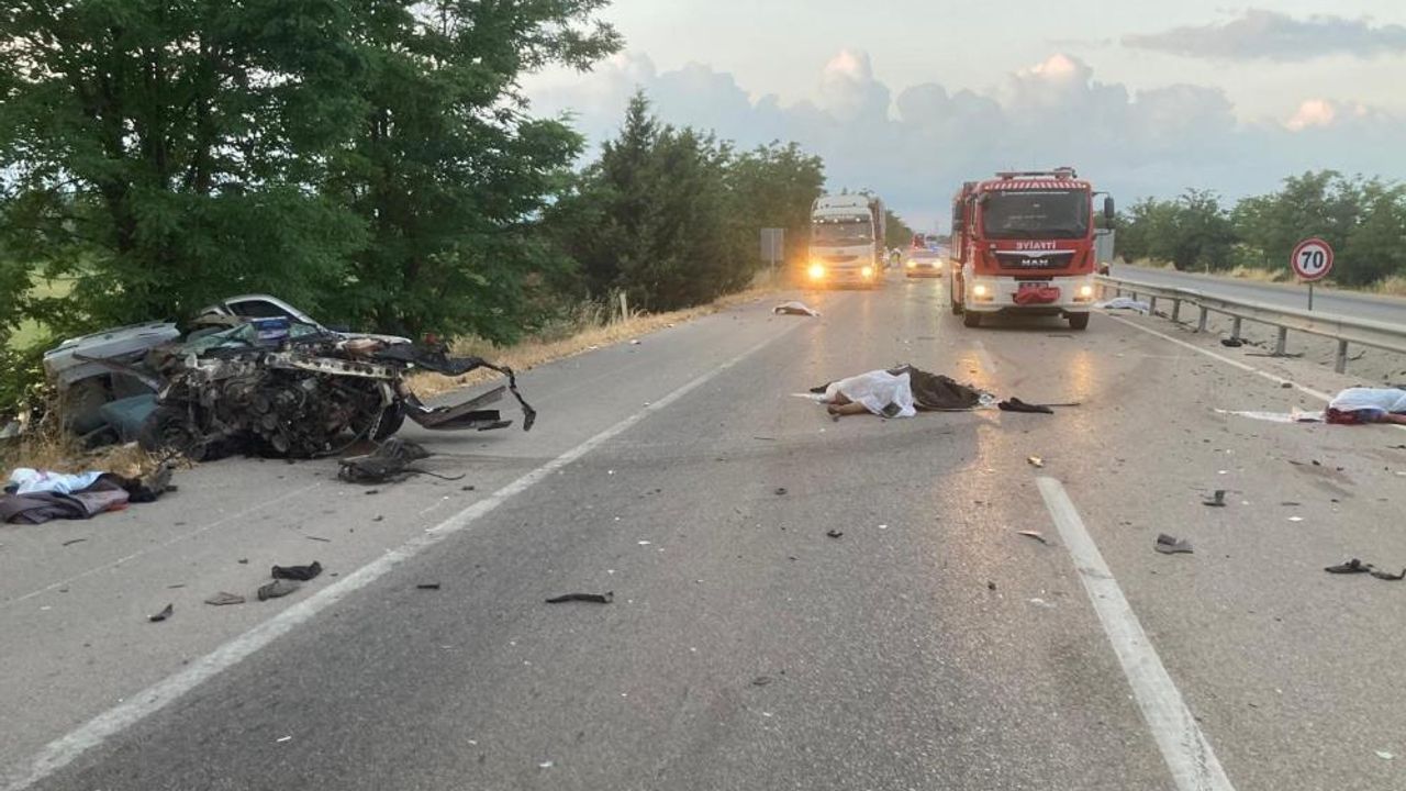 Trafik kazasında 3 kişi hayatını kaybetti, 1 kişi de yaralandı.
