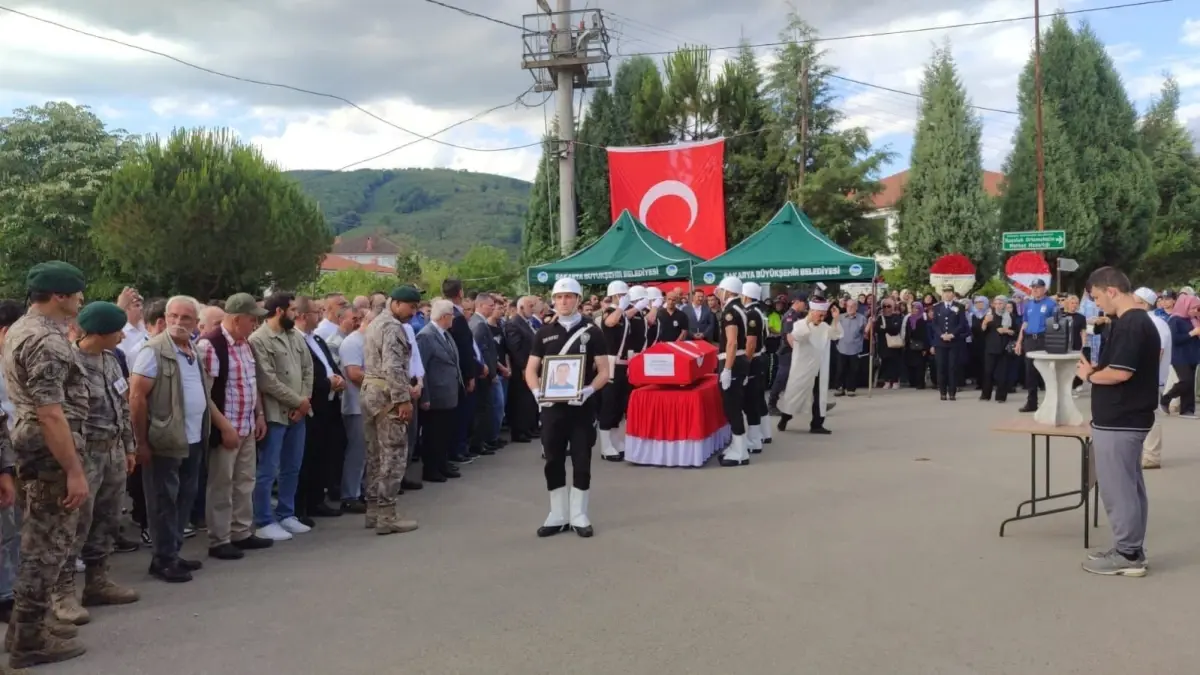 Trafik kazasında yaşamını yitiren polis memuru toprağa verildi.