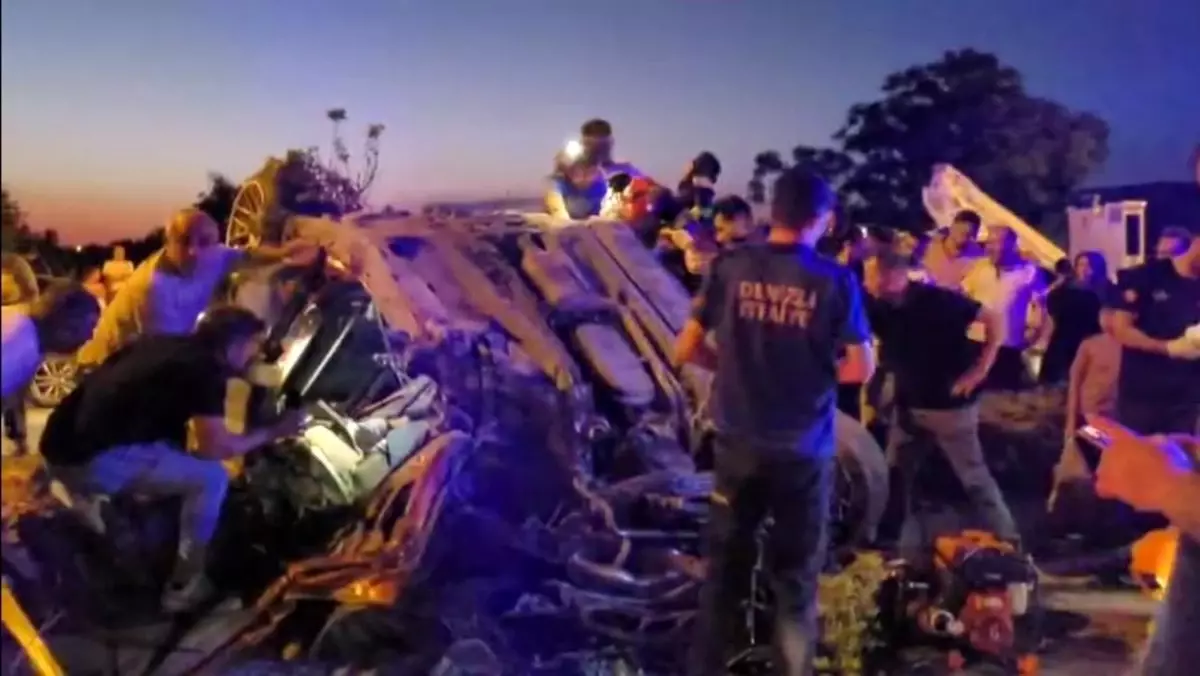 Denizli'de trafik kazasında şoför ciddi şekilde yaralandı.