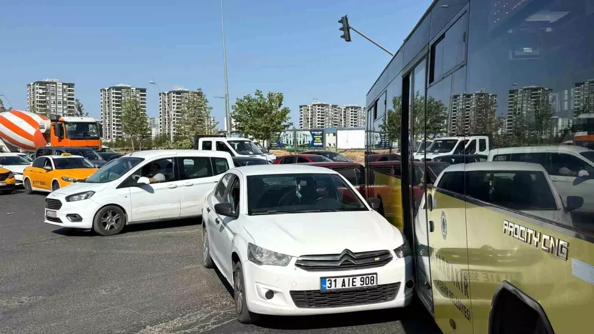 Diyarbakır'da Trafik Kazası: Uzun Araç Kuyrukları Oluştu