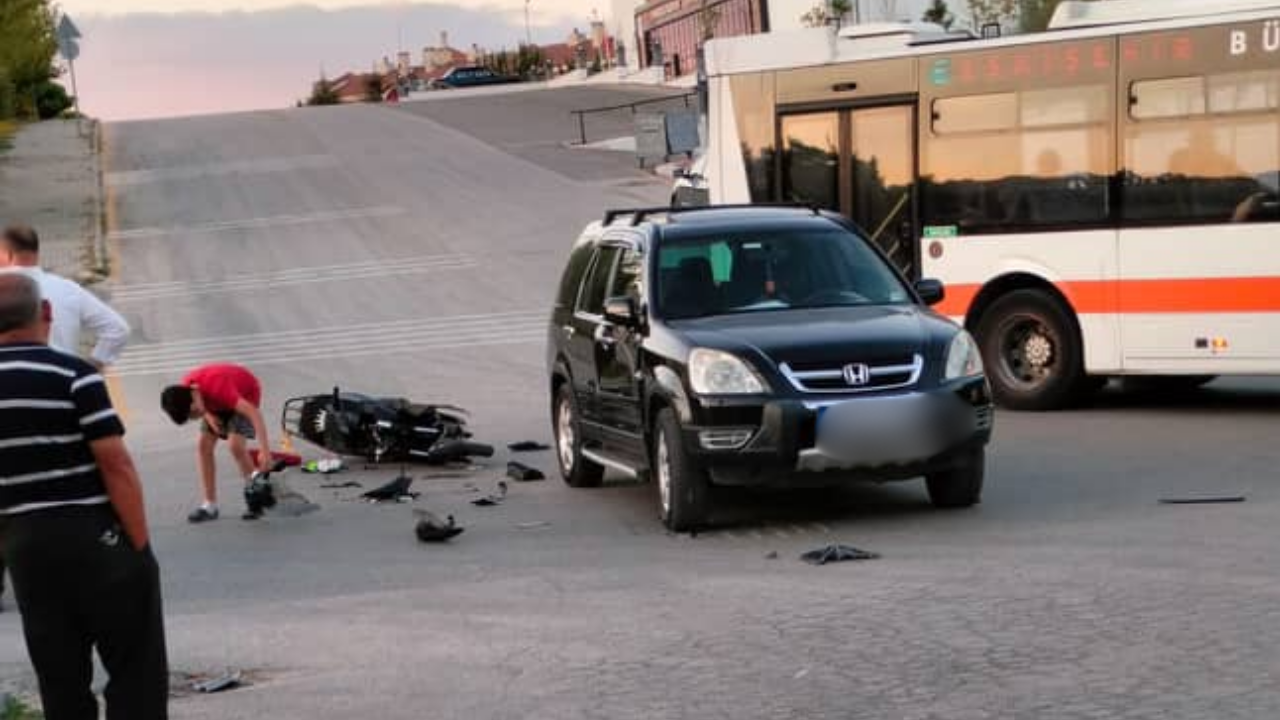 Eskişehir'de motosiklet kaza yaptı: Genç sürücü ciddi şekilde yaralandı!