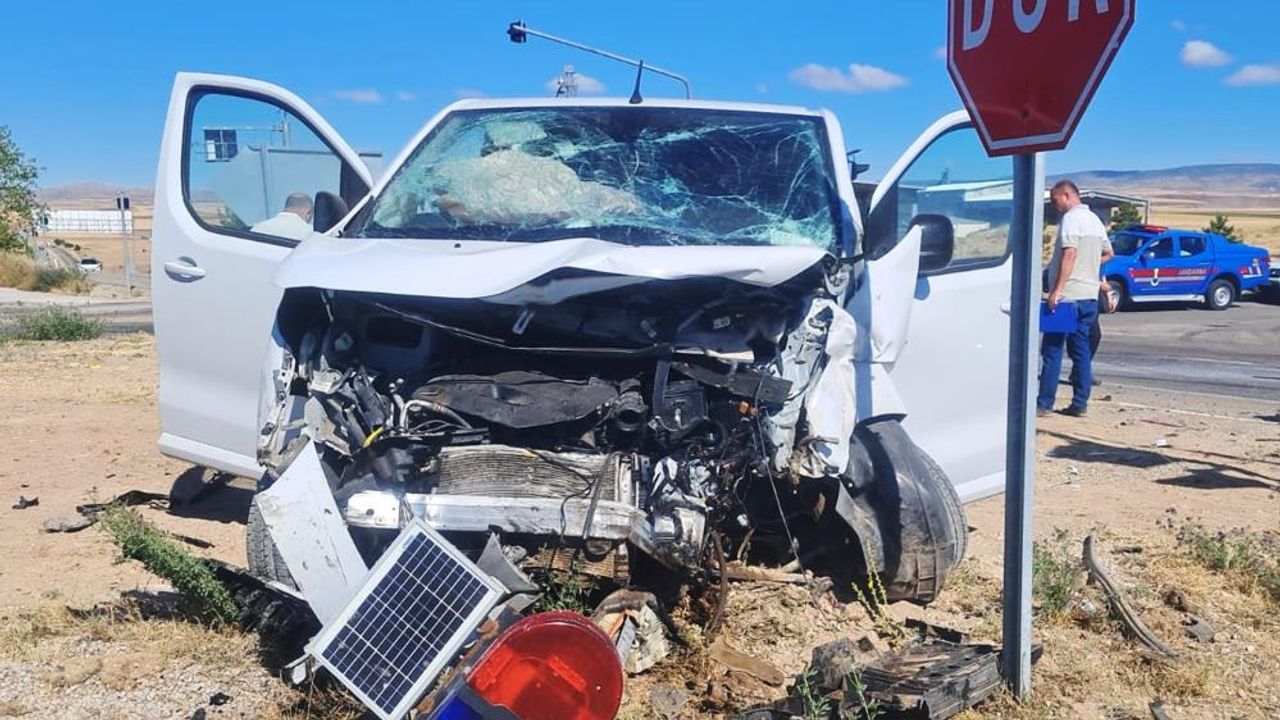 Kırıkkale'de Kavşakta Ciddi Trafik Kazası: 6 Kişi Yaralandı