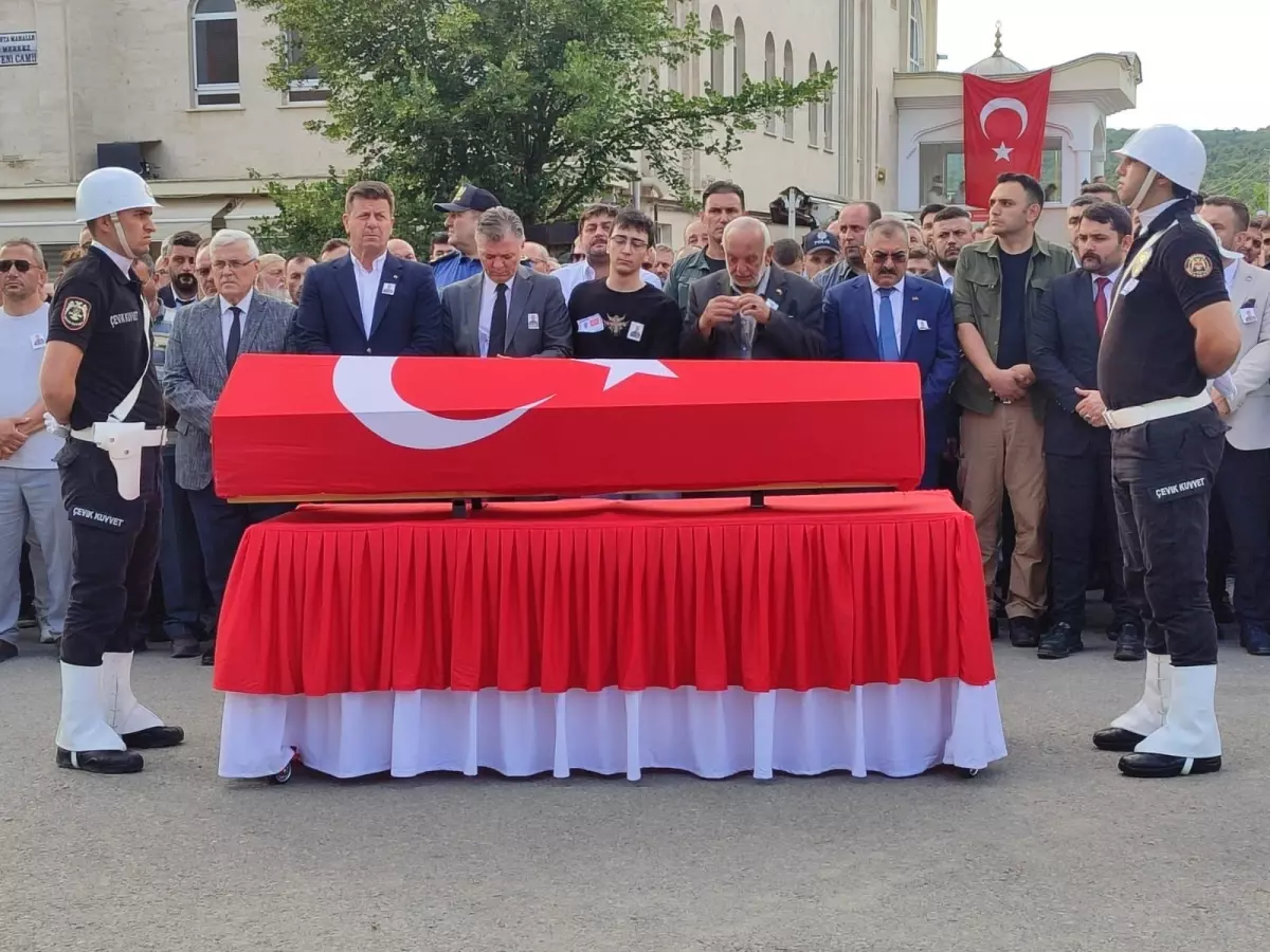 Trafik kazasında yaşamını yitiren polis memuru İsmail Safa Gülel son kez uğurlandı.