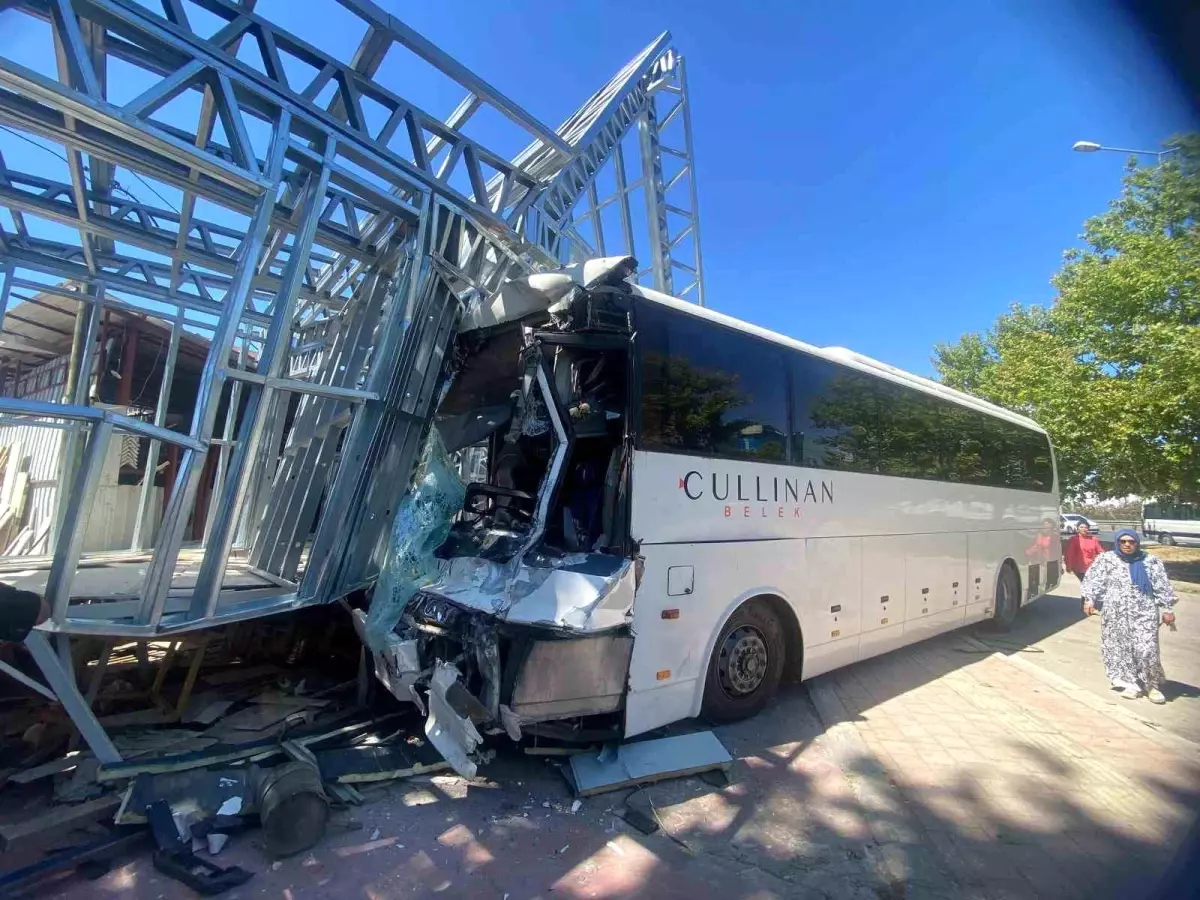 Antalya'da Trafik Kazası ile ilgili 21 Kişi Yaralandı