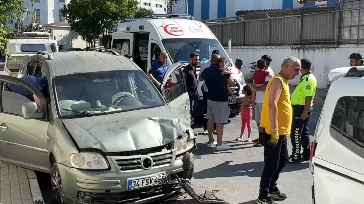 Avcılar'da trafik kazasında 4 kişi yaralandı.