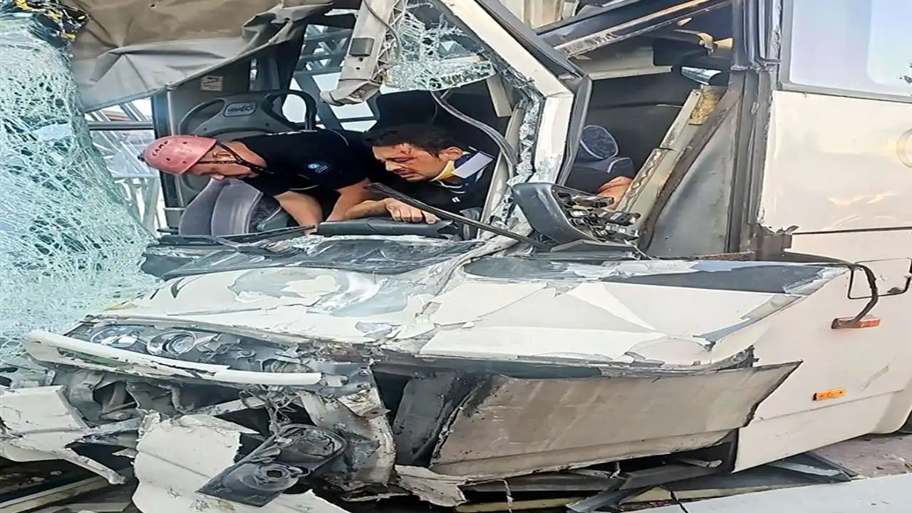Birden fazla aracın karıştığı trafik kazası: Birçok kişi yaralandı!