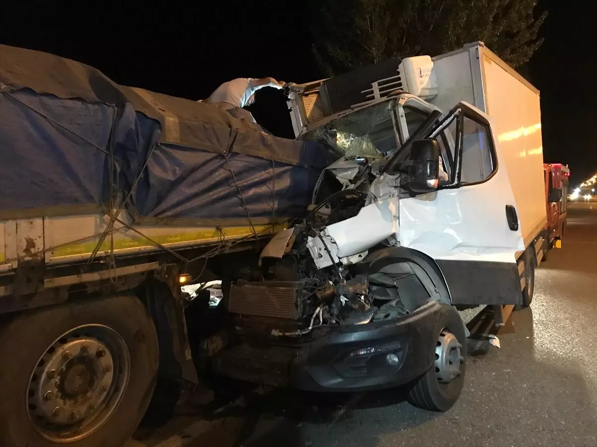 Uşak'ta trafik kazasında bir kişi hayatını kaybetti, bir kişi ise yaralandı.