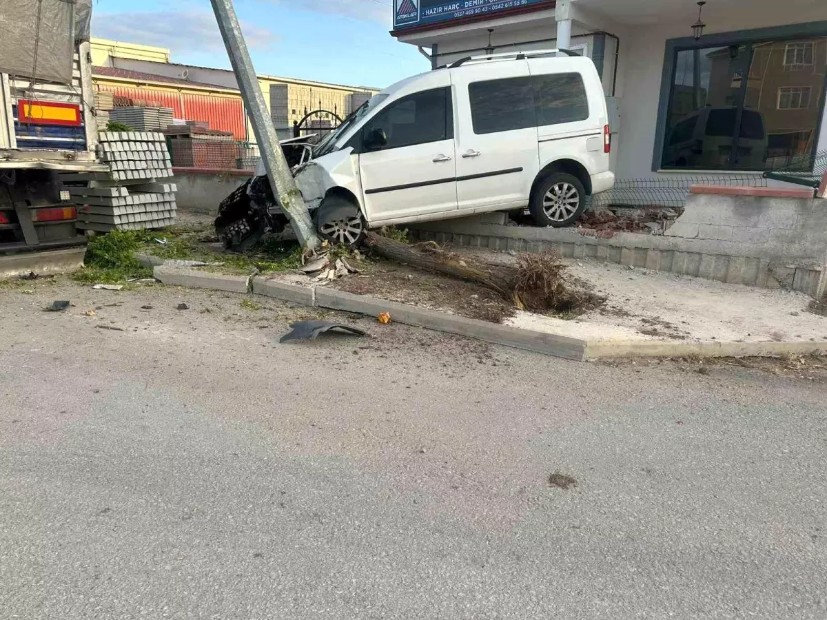 Çorum'da kaza: Araç Ağaca ve Elektrik Direğine Çarptı.