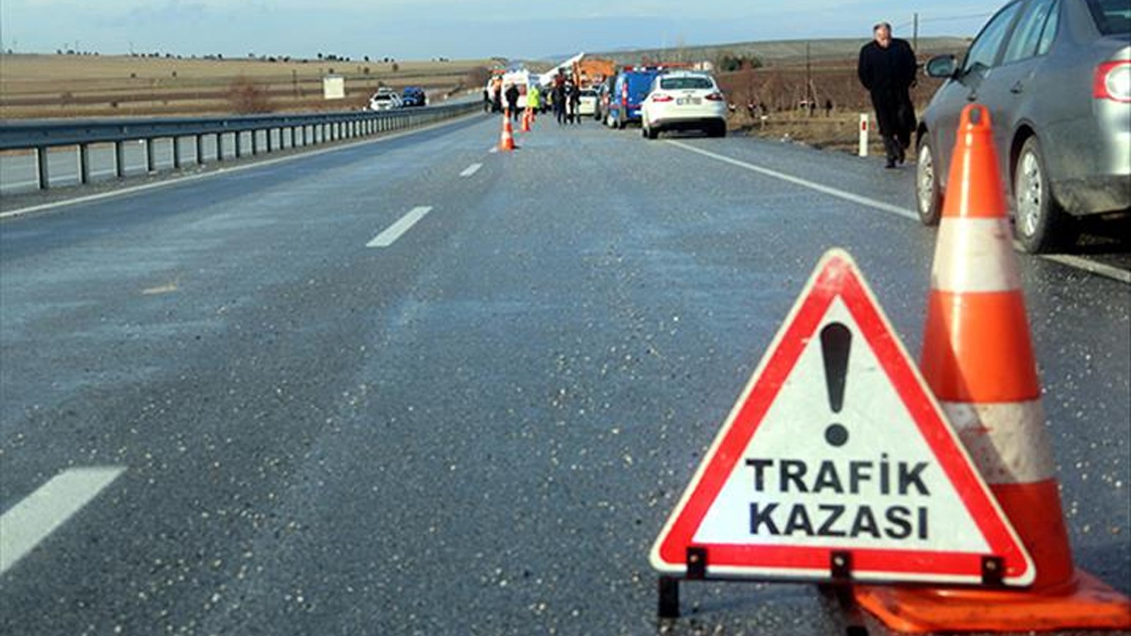 Düzce'de kamyonun otomobile çarpması sonucu 8 yaşındaki çocuk hayatını kaybetti.